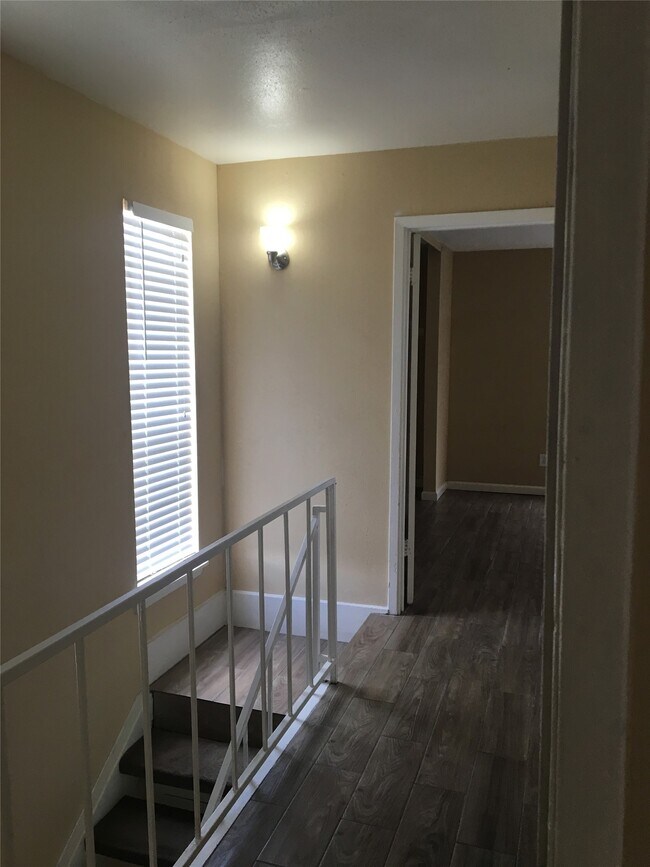 Building Photo - 5625 Antoine Dr