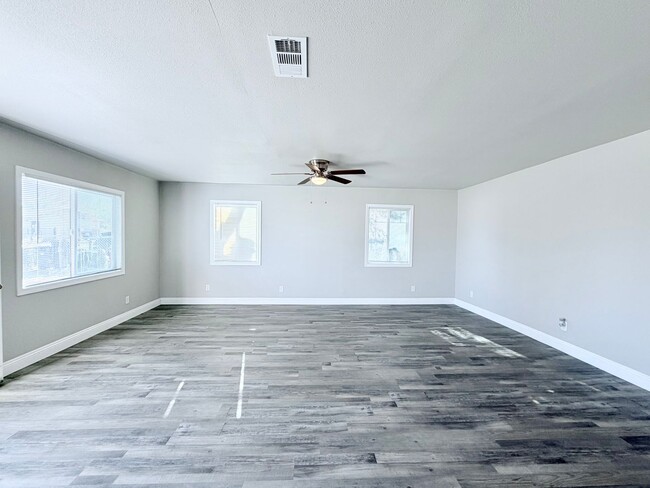 Building Photo - Charming 3-Bedroom Home – Move-In Ready