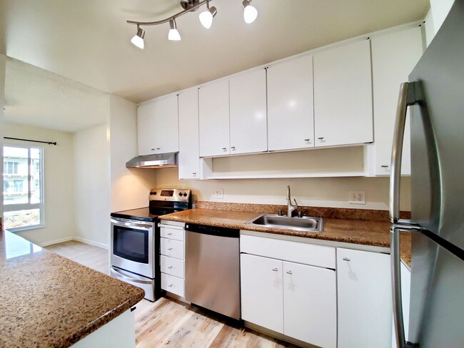 Building Photo - Beautiful, sunny woodlake condo