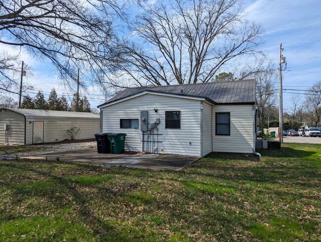 Building Photo - CUTE Renovated 2 Bedroom House