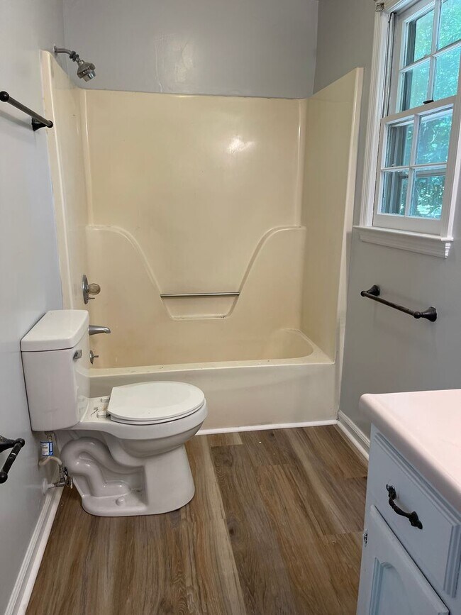 Building Photo - Westwood Hills! 3 BR 2 1/2 Bath home off M...