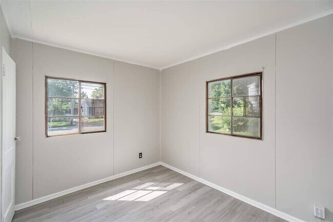 Building Photo - 813 Josephine St