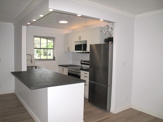 Building Photo - 1102 North Dr