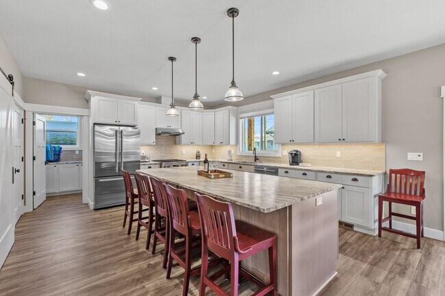 Building Photo - Fully Furnished Home
