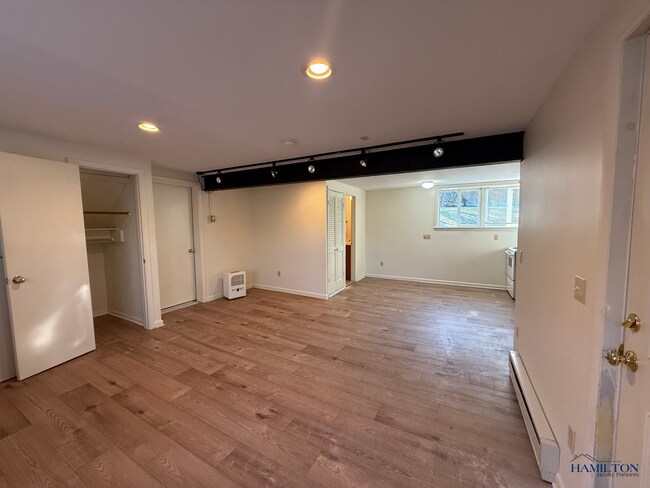 Building Photo - 4250 E Lake Rd