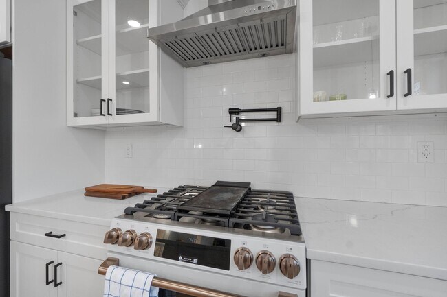 Building Photo - Move In Ready: Custom-built home