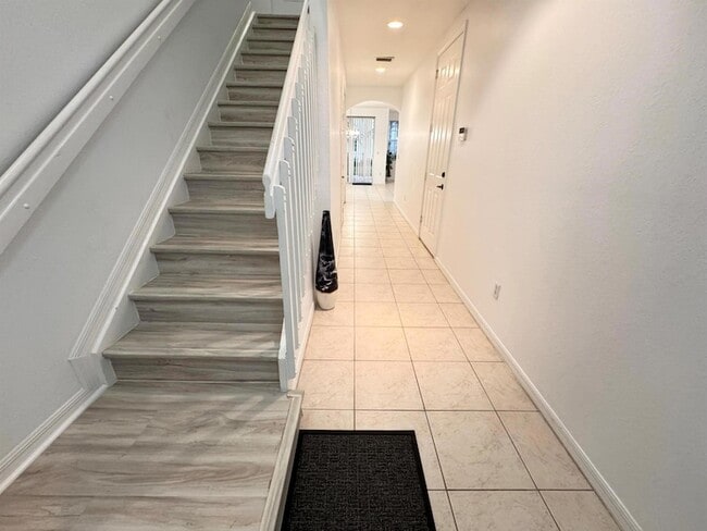 Building Photo - 1019 W Longport Cir