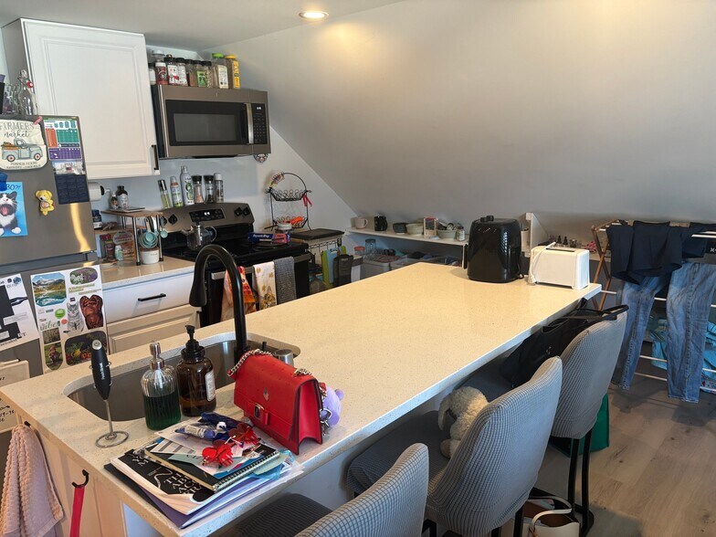 Building Photo - 451 New Park Ave