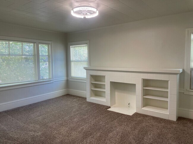 Building Photo - Two Bedroom 1 Bathroom Upstairs Unit