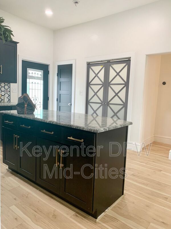 Building Photo - 1512 W Twelfth St