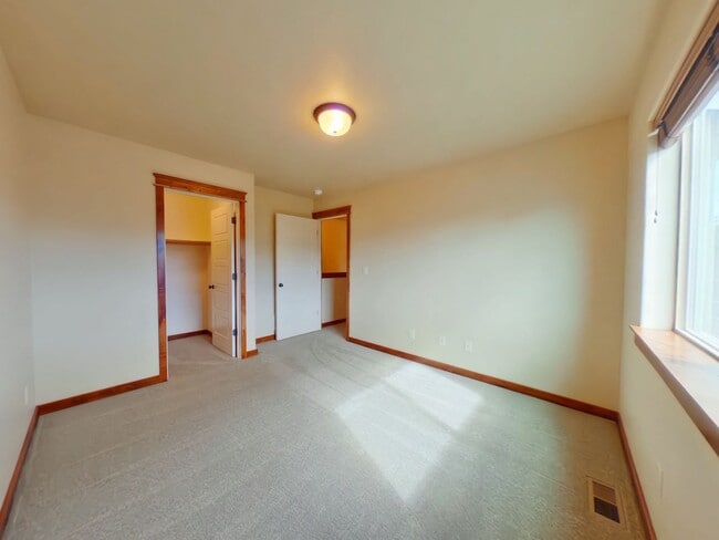Building Photo - PET FRIENDLY! Beautiful 3 bedroom 2 1/4 bath townhouse in 4 Corners! Fenced backyard!