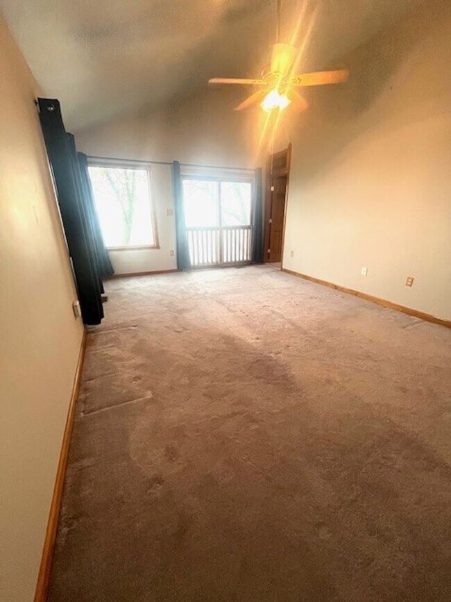 Building Photo - Gorgeous Water Front Home with Beach Access