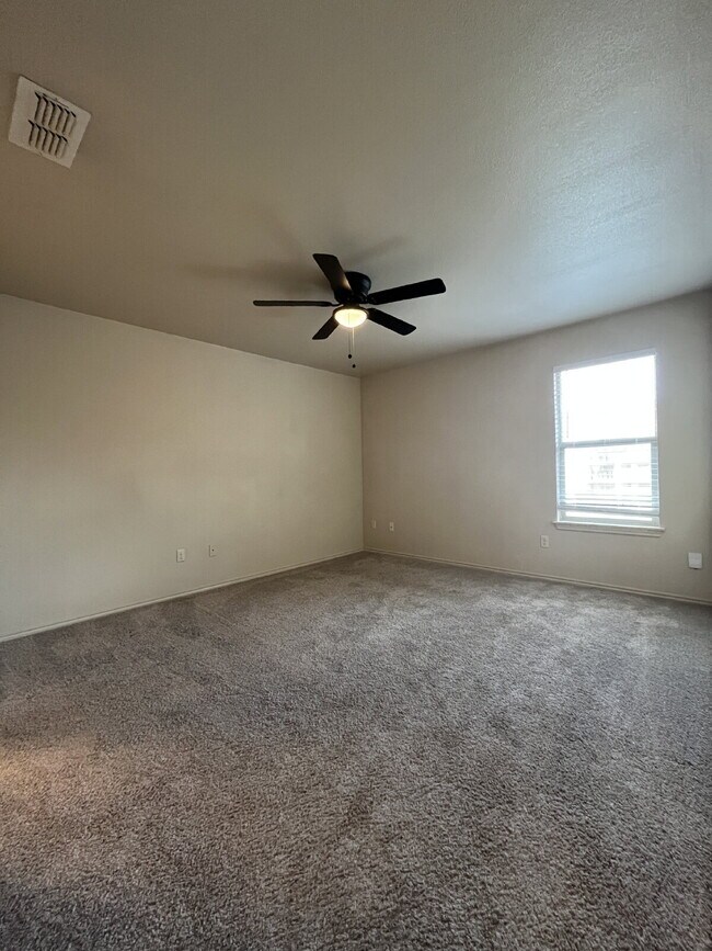 Building Photo - Cute 3/2/2 townhome in the Lubbock-Cooper District