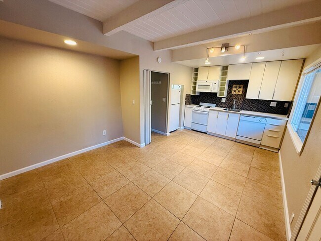 Building Photo - Pet friendly 1 bedroom unit with washer /dryer