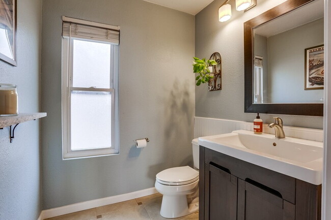 Building Photo - Welcome to this beautiful 1,042 sq. ft. condo offering modern comfort in a prime location!