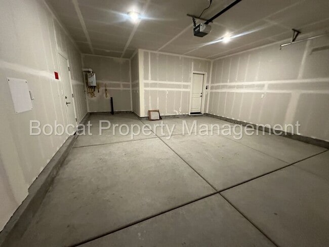 Building Photo - 925 Nelle Dr