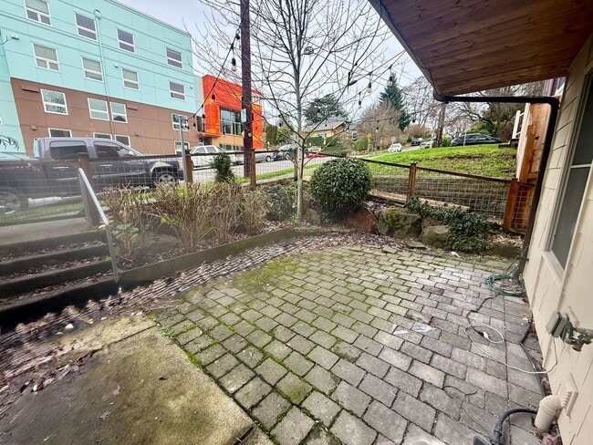 Building Photo - Columbia City Townhome