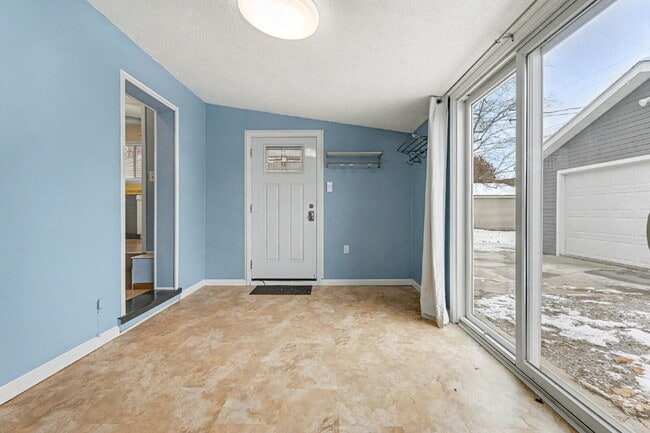 Building Photo - Charming 3-Bed Home - $2000/ month