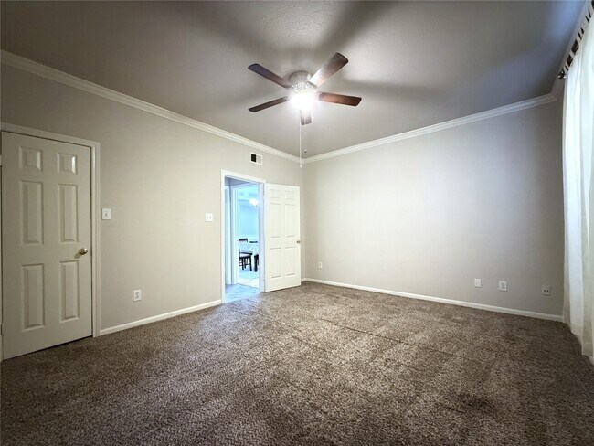 Building Photo - 2255 Braeswood Park Dr