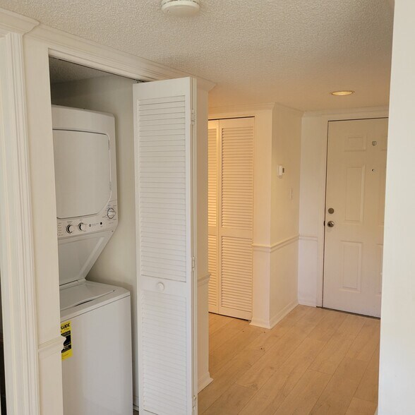 Foyer/Washer & Dryer - 481 Quail Forest Blvd