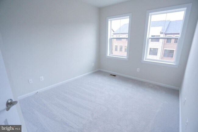 Building Photo - 45132 Kincora Dr