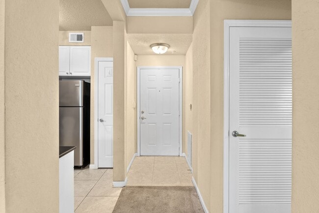 Building Photo - Gated Community!