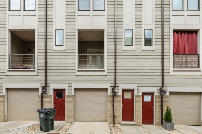 Building Photo - Beautiful Townhome in the Heart of Wesley Heights