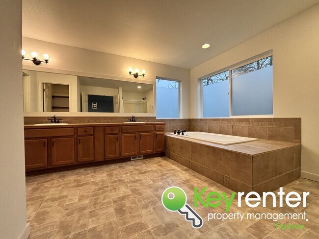 Building Photo - Beautiful 4 Bedroom 2.5 Bathroom Tacoma Home for Rent in Quiet Cul-De-Sac Community