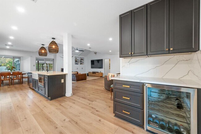 Building Photo - 2303 Inverrary Cir