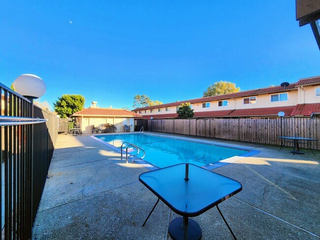 Building Photo - 2 Bedroom Townhome with Pool