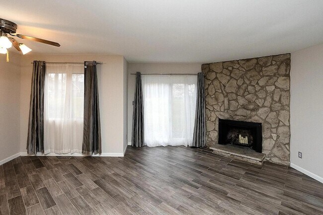 Building Photo - 2138 Dogwood Ln