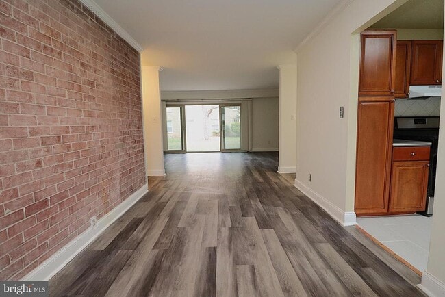 Building Photo - 6010 Westchester Park Dr