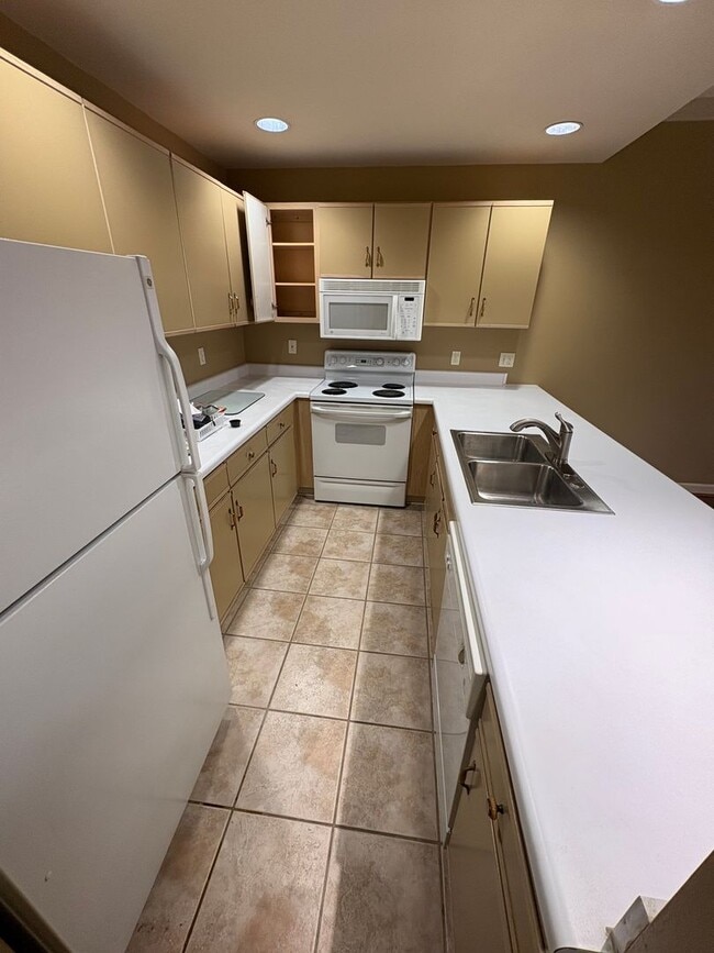 Building Photo - Plaza Pavilion 1 Bed / 1 Bath Condo | HOA w/Most Utilities Included | Garage Parking & Balcony