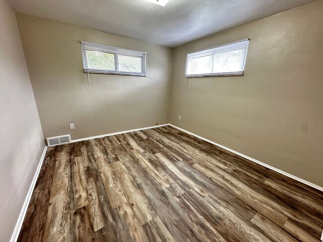 Building Photo - 3 Bed 1.5 Bath with an Additional Bedroom