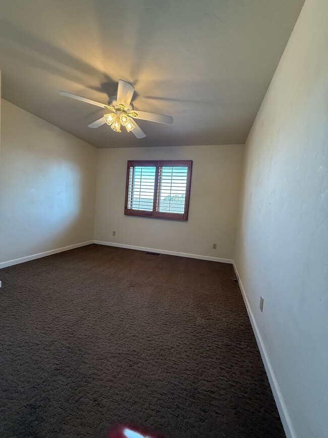 Building Photo - 3 bedroom, 3 bathroom home located in the ...