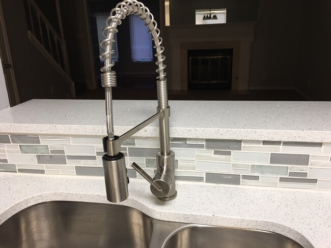 Building Photo - Beautifully Updated Townhome in the Heart ...