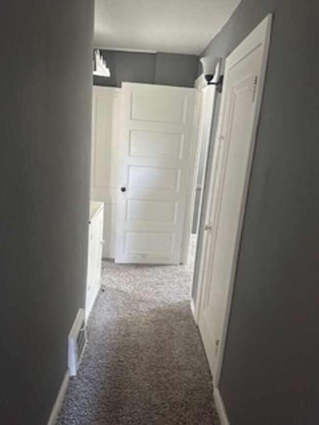 Building Photo - 2-Bedroom Apartment in Quiet 4-Plex with O...