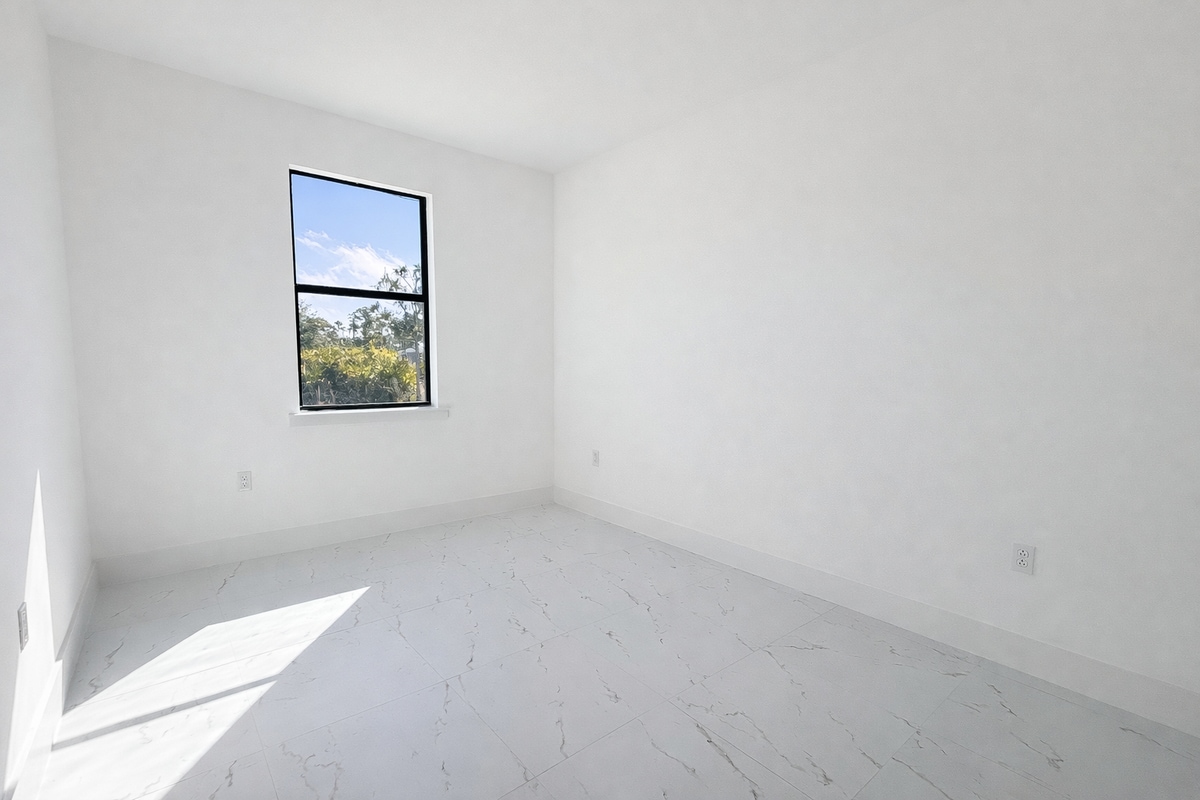 Building Photo - 830 Holmes Ave