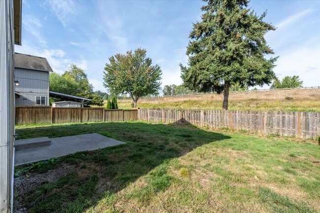 Building Photo - THREE BEDROOM PLUS BONUS OR FOURTH BEDROOM