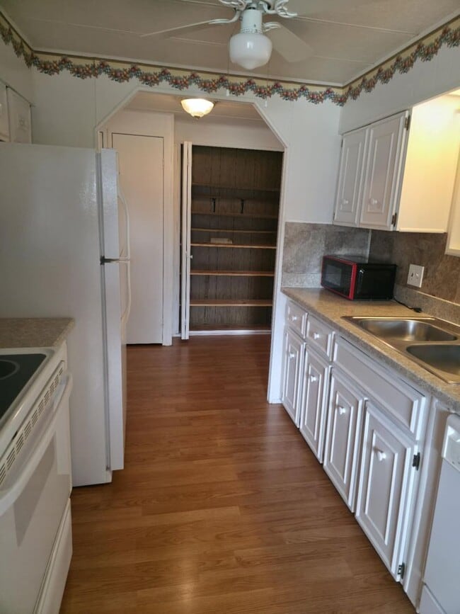 Building Photo - 2 BEDROOM 2 BATHROOM ON THE GOLF COURSE