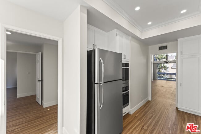 Building Photo - 4338 Redwood Ave