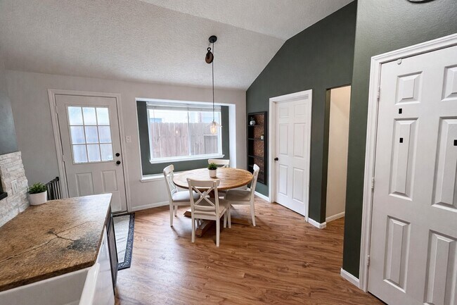 Building Photo - 21510 Forest Colony Dr