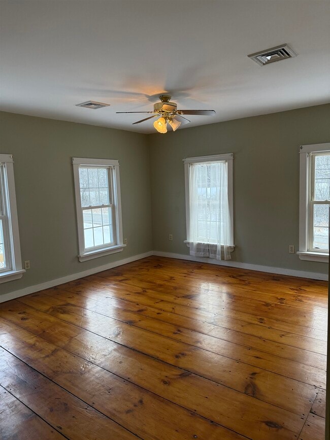 Building Photo - 586 Bellows Falls Rd