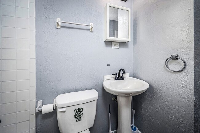 Building Photo - 709 SW 45th St