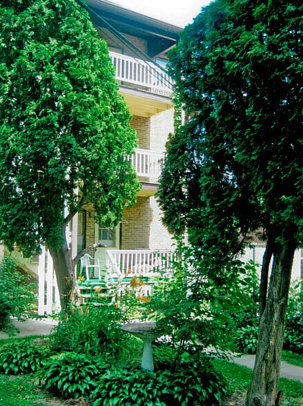 Back Courtyard - 1339 2nd Ave SE