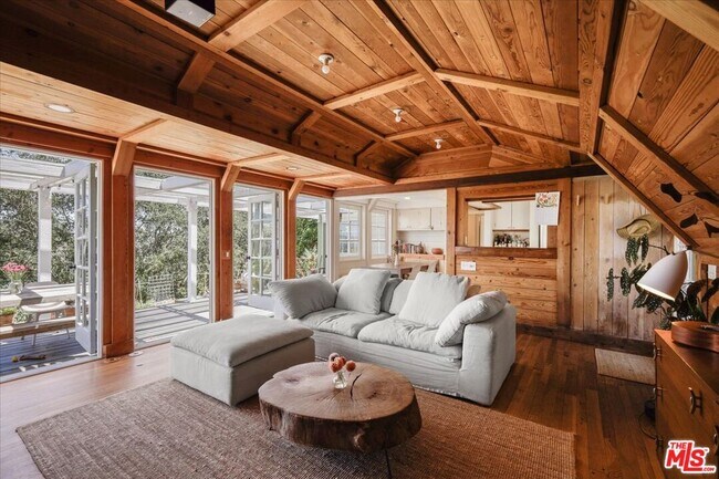Building Photo - 1555 Fernwood Pacific Dr