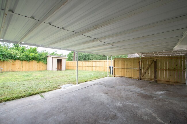 Building Photo - 5429 De Lange Ln