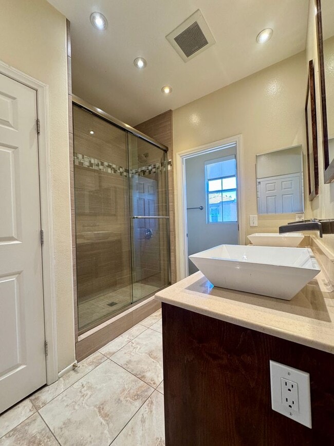 Building Photo - Remodeled 3 bedroom townhome in Simi Valley