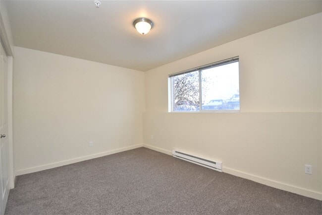 Building Photo - 2 Bed 1 Bath Garden Level Apartment! Easy Access to Downtown, Shopping and MSU!