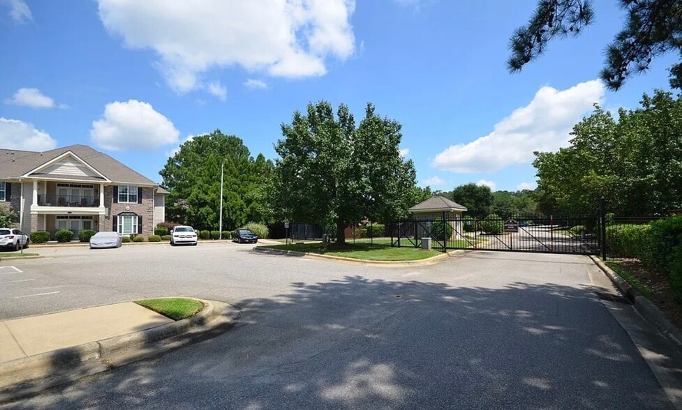 Gated entry way - 1931 Dante Ln